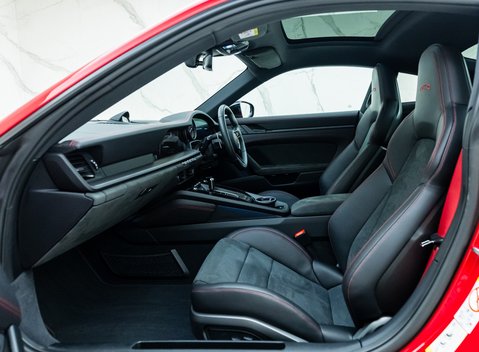 Porsche 911 Carrera 4 GTS (992) 11