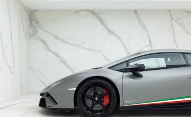 Lamborghini Huracan LP640-4 Performante 23