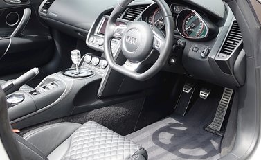 Audi R8 V10 Spyder 12