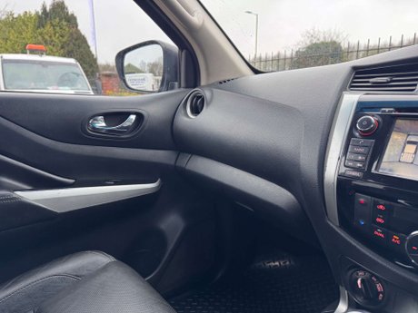 Nissan Navara 2.3 Navara Tekna dCi 4WD 5dr 36