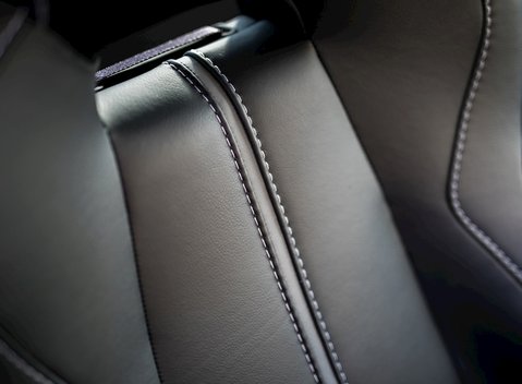 Aston Martin V12 Vantage S 16