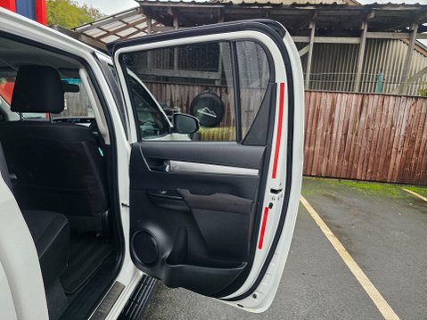Toyota Hilux INVINCIBLE 4WD D-4D DCB 22