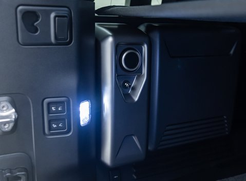 Land Rover Defender 110 OCTA Black 33