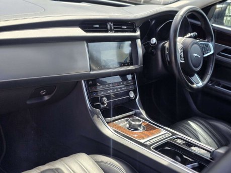 Jaguar XF 2.0d Portfolio Saloon 4dr Diesel Auto Euro 6 (s/s) (163 ps) 15