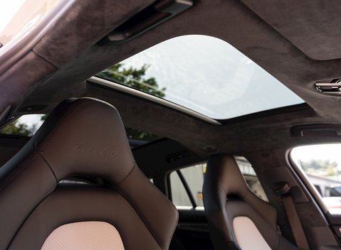 Porsche Panamera Turbo Sport Turismo 17