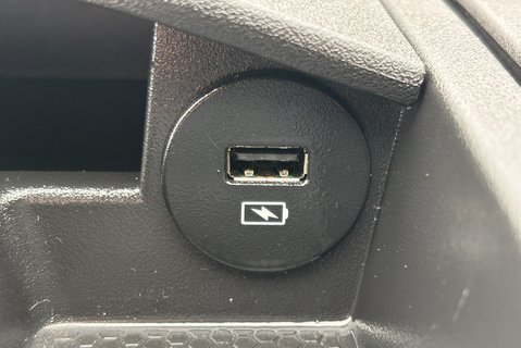 Iveco Daily 70C18D Crew Cab Dropside with Hiab X-Hiduo 062 Crane 31