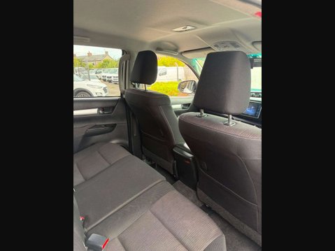 Toyota Hilux 2.4 D-4D Invincible Pickup Double Cab 4dr Diesel Auto 4WD Euro 6 (s/s) (TSS 22