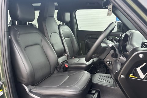 Land Rover Defender 90 D250 Hard Top X-Dynamic HSE 3 Seat 4