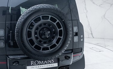 Land Rover Defender 110 OCTA Black 41