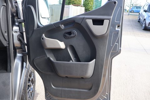 Renault Master 3.5 ton Coach Built Freddie Gover Horsebox with uprated suspension alloys  37