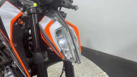 KTM Duke 2018 26K RUNNING PROJECT BIKE SPARES OR REPAIR 125CC NAKED 19