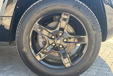 Land Rover Defender 90 D250 Hard Top SE MHEV 32