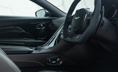 Aston Martin DB11 V8 13