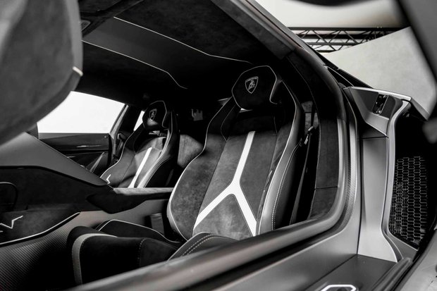 Lamborghini Aventador SV AD PERSONAM. FACTORY SATIN CARBON FIBRE EXT. COMFORT SEATS. FRONT LIFT. 4