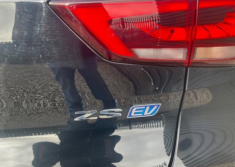 MG ZS EV 51kWh TROPHY CONNECT 12