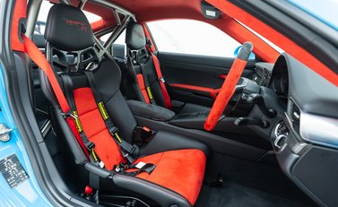 Porsche 911 GT2 RS Weissach (991) 11