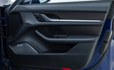 Porsche Taycan Turbo S Cross Turismo 23