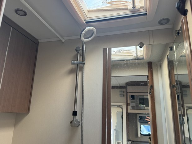 Elddis Majestic 254 2 Belt|4 Berth|Transverse Island Bed|Kitchen|Bathroom|Large Fridge Freezer 21