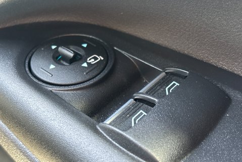 Ford Transit Connect 240 L2 120 ps Limited Panel Van 32