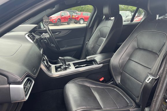 Jaguar XE R-DYNAMIC SE AUTO 28