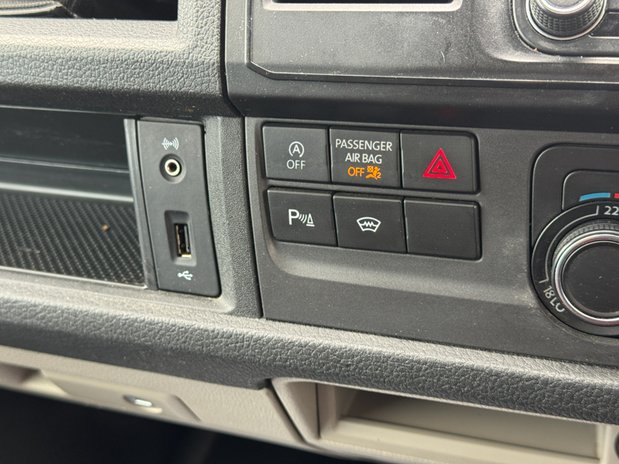 Volkswagen Transporter AUTO SWB [SOLD KH] L1H1 SPORTlINE T32 Air Con Nav Sensors EURO 6 NO VAT DSG 35