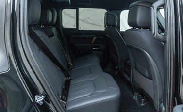 Land Rover Defender 110 D300 X 12