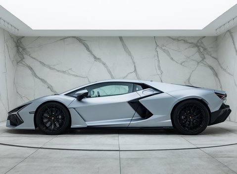 Lamborghini Revuelto 6