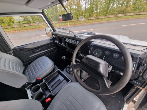 Land Rover Defender 110 TD5 STATION WAGON 5