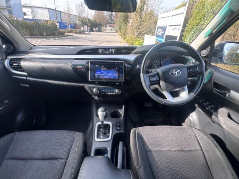 Toyota Hilux INVINCIBLE 4WD D-4D DCB 17