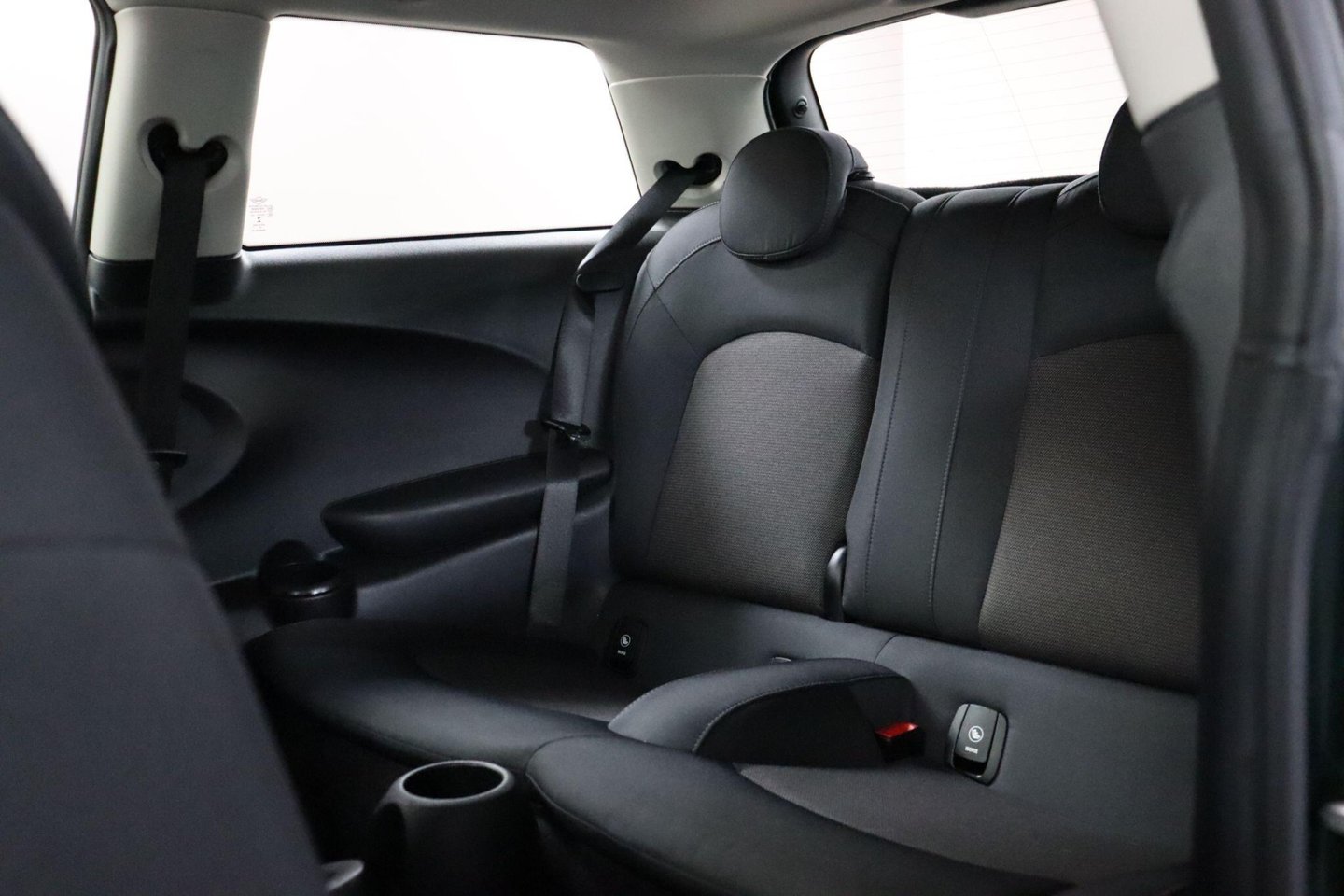 2018 MINI Hatch — image 35