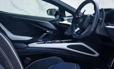 Lamborghini Revuelto 14