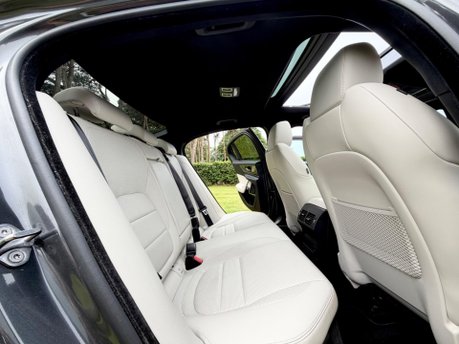 Jaguar XE R-DYNAMIC HSE BLACK 21