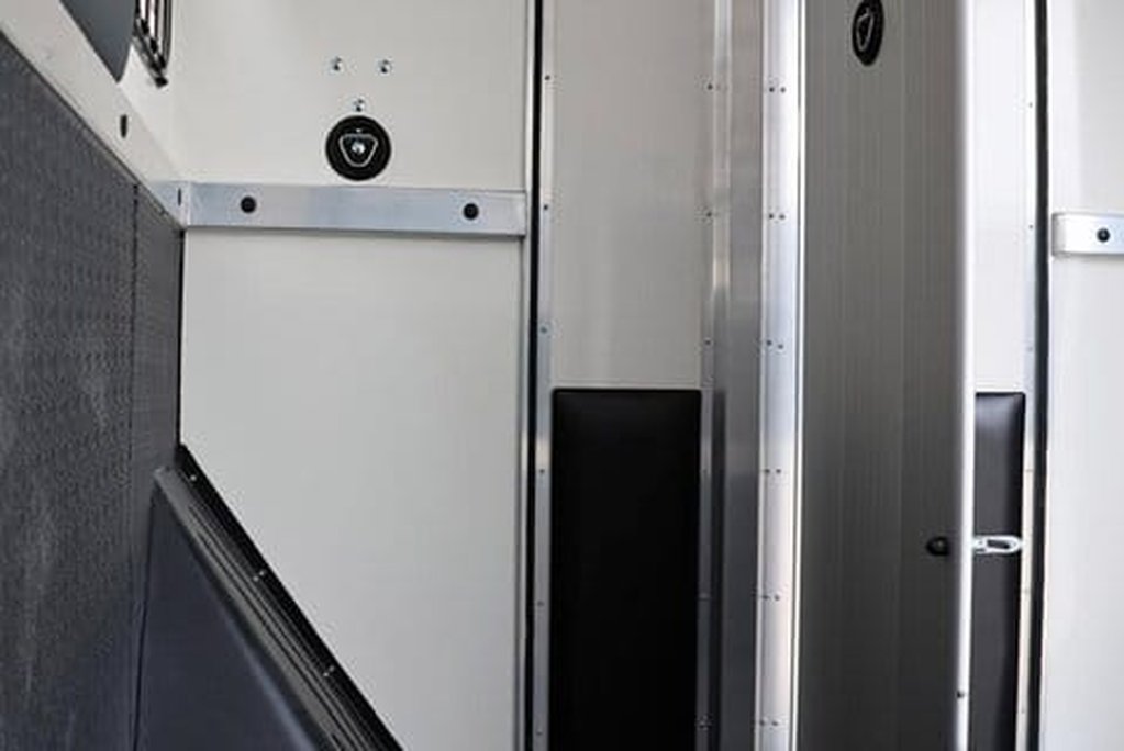 Renault Master DEMO MODEL 3.5 TON ADVANCE 150 AUTO STALLION BUILD SEEKER HORSEBOX REAR BED 23