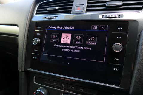 Volkswagen Golf 1.4 Golf SE Nav TSi BlueMotion Technology 5dr 32