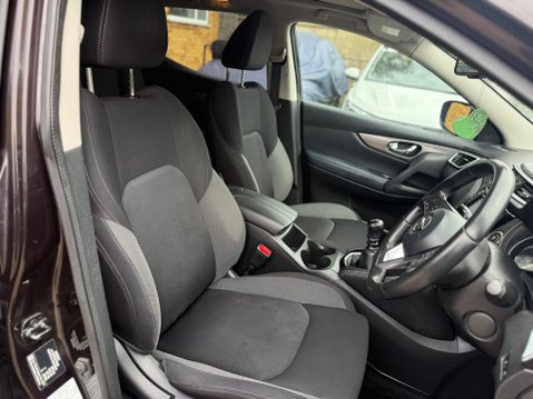 Nissan Qashqai 1.3 DIG-T N-Connecta SUV 5dr Petrol Manual 10