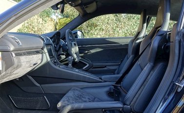 Porsche Cayman GT4 11
