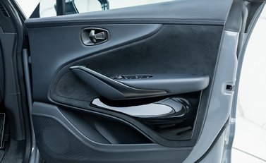 Aston Martin DBX 707 25