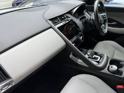 Jaguar E-Pace 2.0 R-DYNAMIC BLACK MHEV 2