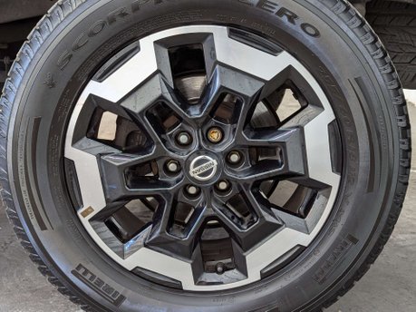 Nissan Navara 2.3 Navara Tekna dCi 4WD 5dr 30