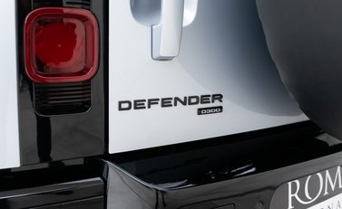 Land Rover Defender 110 D300 HSE Hard Top URBAN 29
