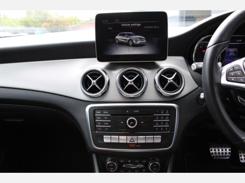 Mercedes-Benz GLA GLA 180 AMG LINE EDITION 21