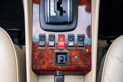 Mercedes-Benz SL Series 380 SL 23