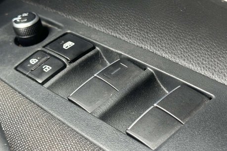 Toyota Corolla 2.0 VVT-h Icon Hatchback 5dr Petrol Hybrid CVT Euro 6 (s/s) (196 ps) 33