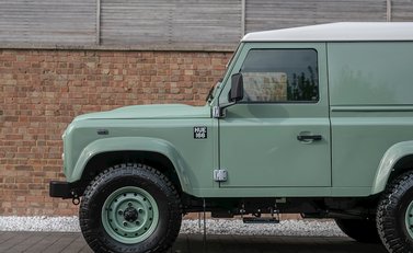 Land Rover Defender 90 Heritage Hard Top 23
