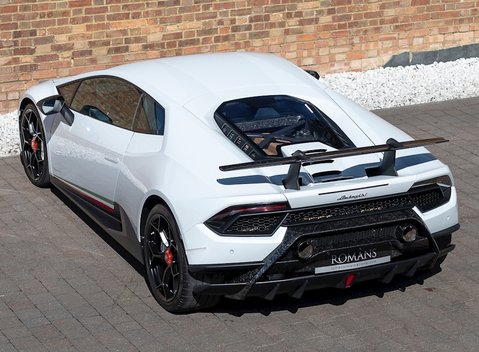 Lamborghini Huracan LP640-4 Performante 9