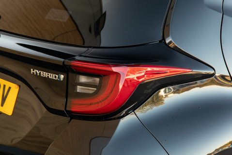 Toyota Yaris EXCEL FHEV 9