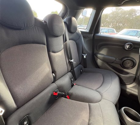 Mini Hatch Cooper 1.5 5 door + VISUAL BOOST + HEATED SEATS + REAR PDC 5
