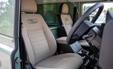 Land Rover Defender 90 Heritage Hard Top 12