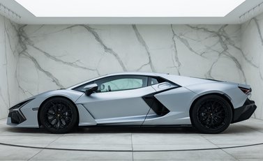 Lamborghini Revuelto 6
