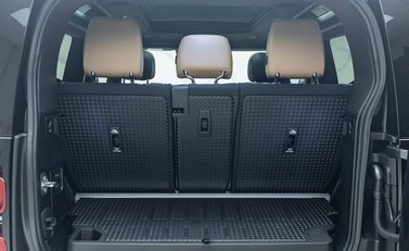 Land Rover Defender 90 D350 X-DYNAMIC HSE 32